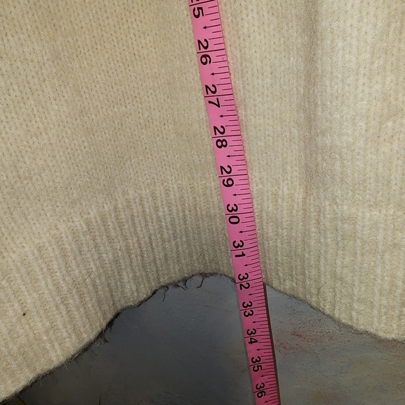 Vintage-Inspired White Oversized Long Sleeve Sweater - Picture 10 of 10